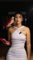 Ganadora feliz del sorteo premium COLRIFAS en Colombia con dinero en efectivo